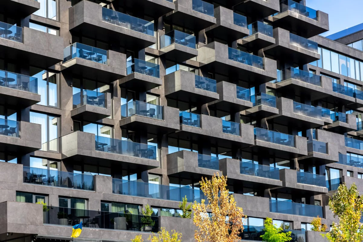 Kamienie do ogrodu: jak dobrać kolor, rozmiar i ułożenie do ścieżek, rabat i oczek wodnych — praktyczny poradnik z pomysłami na aranżacje i dobór podłoża.