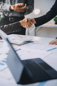 Jak wybrać prywatną szkołę: 7 kryteriów (program, kadra, wyniki, zajęcia dodatkowe, opłaty, dojazd, atmosfera) oraz checklistę przed wizytą